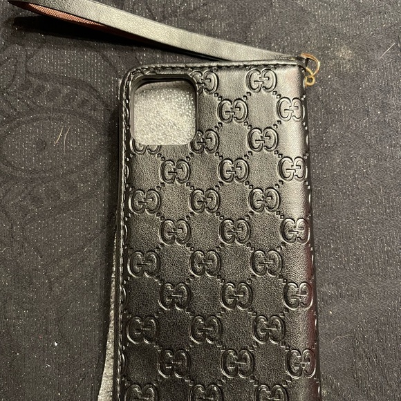 Authentic Gucci Black Leather case with magnetic Closure for IPhone 11Pro Max - Picture 3 of 7